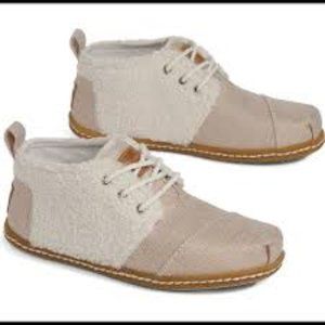 NWT TOMS Bota Natural Plush Faux Shearling